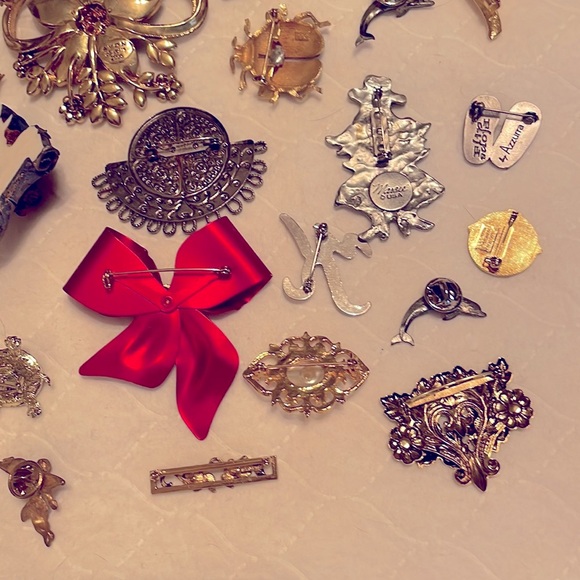 38 various Brooches and pins. Mostly metal. #20 - Picture 10 of 12